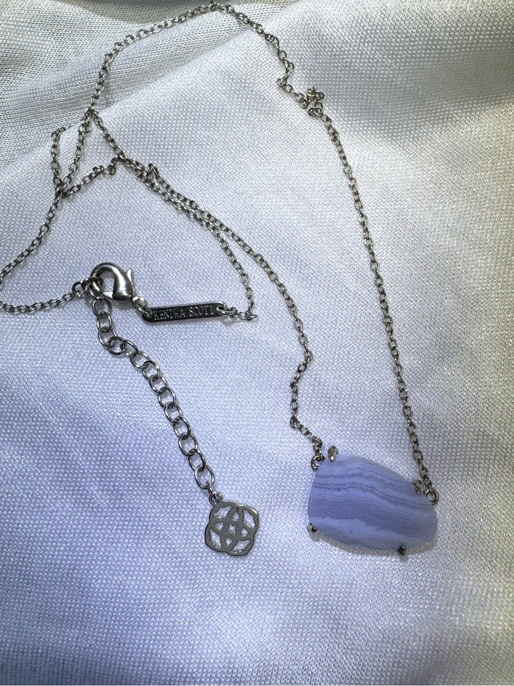 KENDRA SCOTT Isla Pendant Necklace in Blue Lace Agate